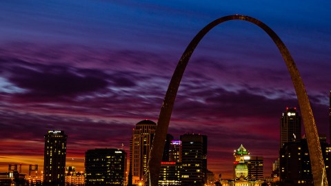 St. Louis cityscape with Gateway Arch and Old Courthouse as focal points. Photo by imagenusphoto (flickr) CC BY-NC-ND 2.0 (cropped original)