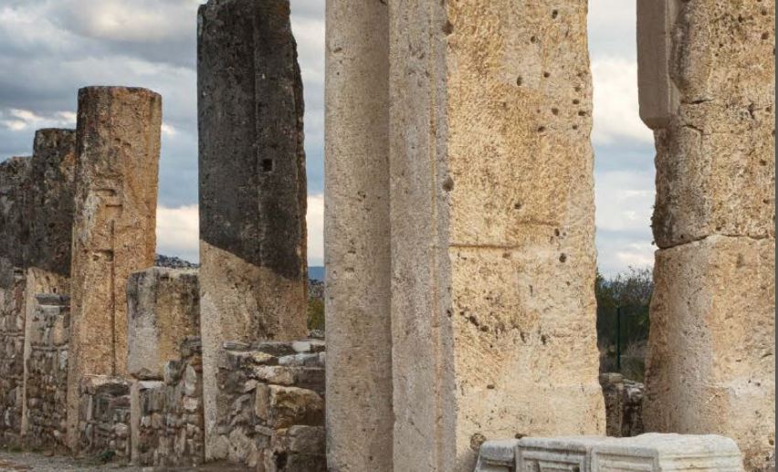 Image of an ancient ruin.