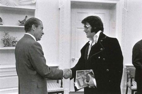 Two men shaking hands in the oval office.