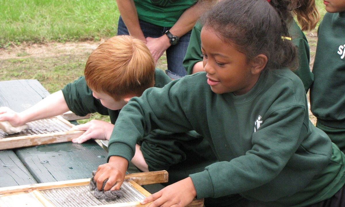 Students using washboards at Frying Pan Farm Park