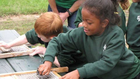 Students using washboards at Frying Pan Farm Park