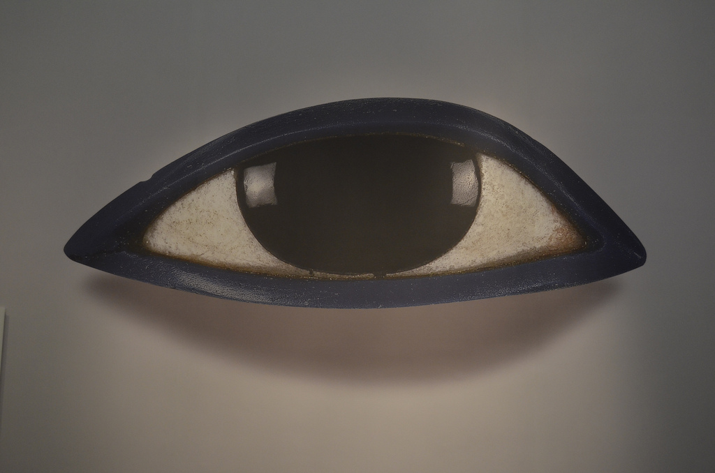 A figurine of an eye, in simplified and stylized form.