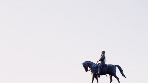 Image of a confederate statue in Richmond, VA of a man on a horse.