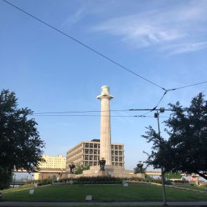 A tall, empty column in an outdoor park.