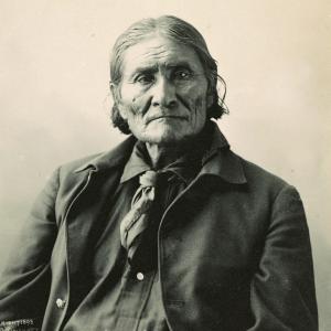 Black-and-white bust photograph of Geronimo.
