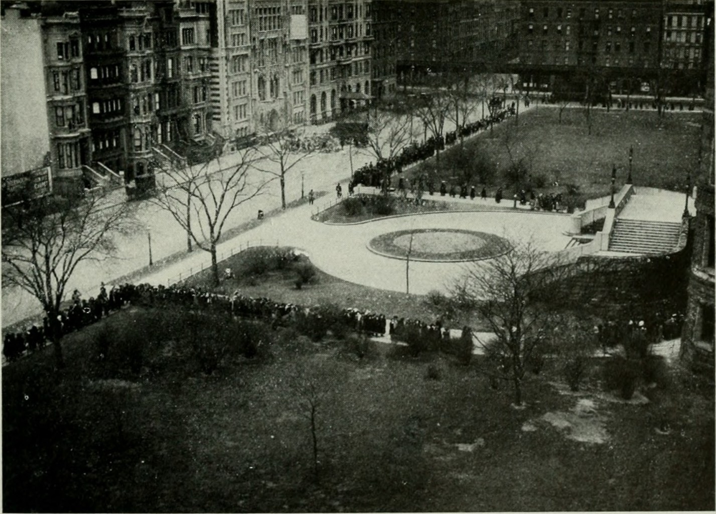 Public School Children Approaching the North and South Entrances of the American Museum of Natural History to visit the International Tuberculosis Exhibition in 1909. The average number was 6,000/day over a two week period. Photo credit: Wikimedia Commons, public domain.