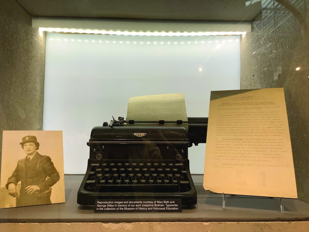 An old Selerix typewriter sitting in an exhibit case.