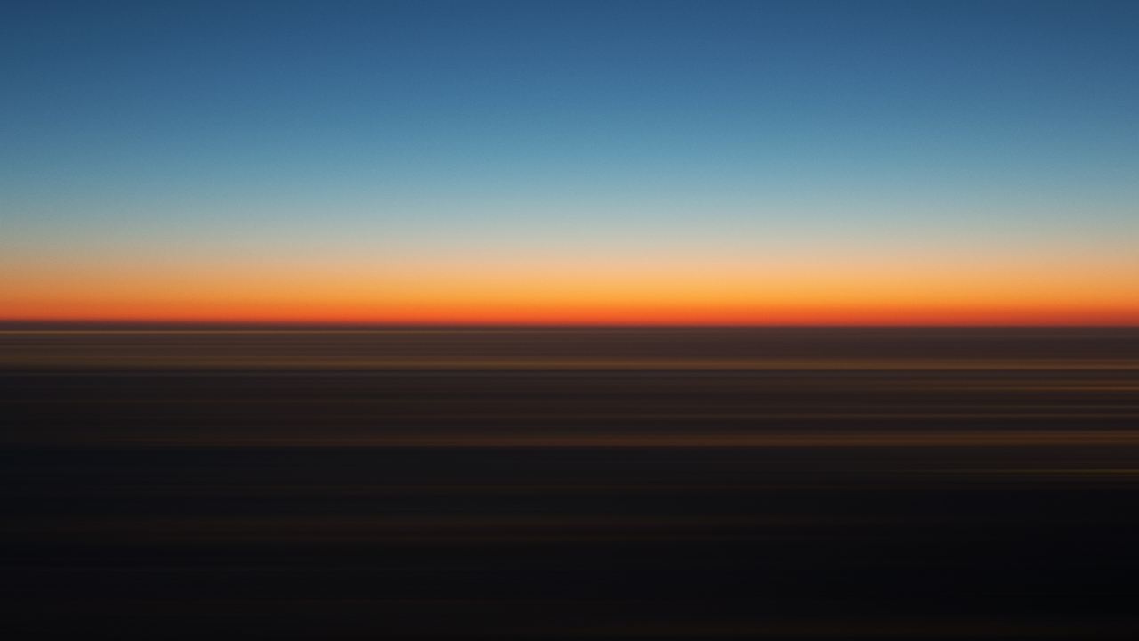 A thin orange line centers the horizon in the center.