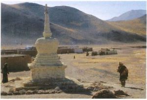 Image of a statue in the desert. 